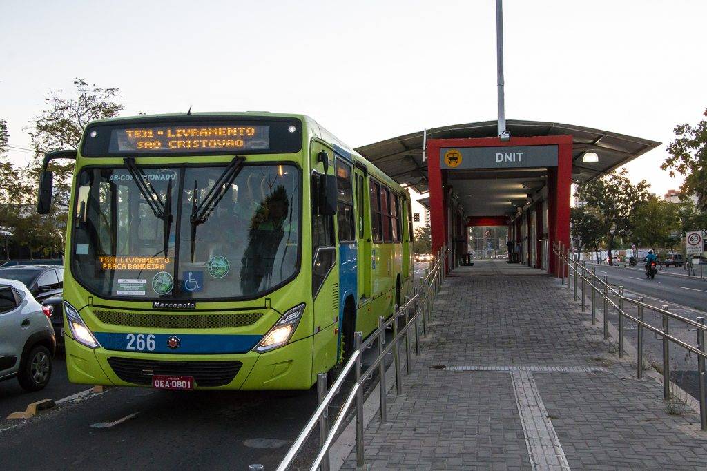 Ônibus deixa o Terminal Livramento em Teresina